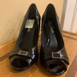 Open toe black shoes